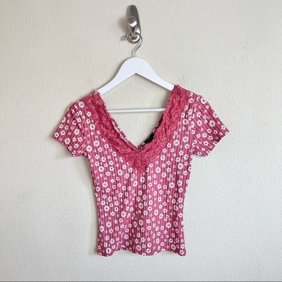 NWT Mauve Ditsy Floral & Lace V-Neck Short Sleeve Ribbed Blouse - Picture 3 of 8